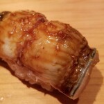 鮨 さかい - ㉑(鮨)煮真穴子(長崎県対馬列島産)
      産卵期は初夏～初秋、旬は夏～秋
      旬を迎え脂がのり、ふわふわと軟らかく口の中に入れた瞬間にシャリが解れ、旨みが拡がる
      ツメも濃過ぎず軽やかな後味