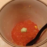 鮨 さかい - ③(肴)筋子解しイクラ(岩手県普代産)のマイクロ丼
                      フレッシュな筋子をほぐしたイクラは円やかな旨みとコクが楽しめました
                      今年は寒冷性の赤潮で鮭が激減イクラは超貴重