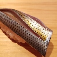 鮨 さかい - ⑨(鮨)小鰭(熊本県天草産、1日寝かせ)
                    産卵期は春、新子は初夏、小鰭は夏、鮗は晩秋～晩冬、寿命3年
                    塩振りと〆具合は旨みと香りのバランスが取れていて好き、脂も適度にのって美味しい