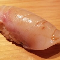 鮨 さかい - ⑧(鮨)寒鰆(長崎県対馬列島産、8kg、3日寝かせ)
                    産卵期は春～初夏、旬は秋～冬
                    身が軟らかく3日寝かせで脂が熟成され、マッタリとした旨みを感じます