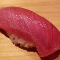 鮨 さかい - ⑬(鮨)本鮪中トロ(北海道戸井産、延縄、やま幸、208kg)
                    200kgを超える本鮪、脂のりがしっかり
                    この冬一番の中トロでした
                    人肌よりも温かめのシャリが、中トロの脂を活性化させ、すっと消えます