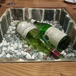 ワインとお宿　千歳 - テーブルの中にワインボトルがオブジェとして・・。お洒落～♪