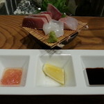 ワインとお宿　千歳 - わさび醤油、塩とレモン、ドレッシング。お好みで～♪