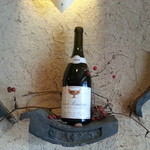 ワインとお宿　千歳 - 壁にワインが飾られてます。さすが～＾＾