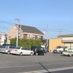 千石 - お店は国道側のセブンイレブンの横裏手になっています。7/11の駐車場から見える白っぽい建物がそう。