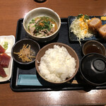 和ダイニング二階 - 2品定食(肉豆腐、メンチカツ)に日替わり刺身を追加