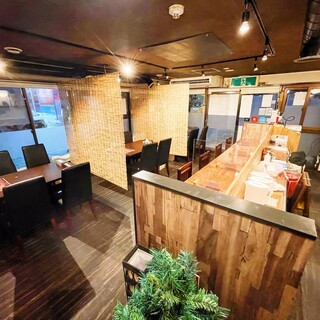 A stylish cafe-like space with wood tones ♪ Relax in a semi-private room