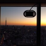 マンダリンオリエンタル 東京 - スカイツリービュールームからの 朝焼け