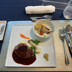 ビストロ・ヨシムラ - メインディッシュ　手前フィレステーキ赤ワインソース　奥　鮃チーズソテーホワイトソース　温野菜マッシュポテト　エリンギ　カリフラワー　菜の花　人参とごぼうペースト添え