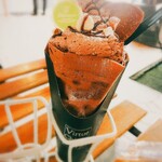 クレープアンドカフェ ヴァーチュ - 2022.2 ロックド・ナッツショコラ(￥860)。食べるか迷うか限定品ですが、残りわずかと言うことで注文。