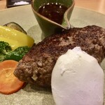 本格肉料理 丸小 - 黒毛和牛ハンバーグ(250g)〜ポーチ ド エッグ添え〜