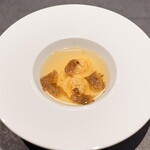 三和 - 天草大王鶏、カペレッテブイヨン仕立て、黒トリュフ