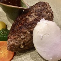 本格肉料理 丸小 - 黒毛和牛ハンバーグ(250g)〜ポーチ ド エッグ添え〜