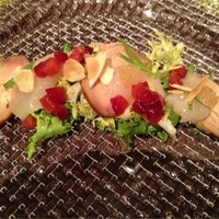 IL TEATRINO DA SALONE - 燻製をかけたフォアグラと生の帆立に苺とバルサミコの甘酸っぱいソースをかけて　エストラゴン　エンダイブ　ローストアーモンドノトッピング