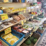 新町ストアー - 青果コーナーと生麺コーナー