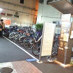 Machikado Sakaba Santarou - お店の路地奥は駐輪場なのでテラスの横を意外と人が通る