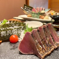 寅八商店 心斎橋店 - 鰹のタタキ。塩がオススメです