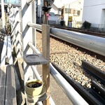 オニバスコーヒー - 目黒線を眺めながらベンチで珈琲タイム