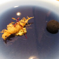 Recette - 宍道湖の白魚のカダイフ巻き 食用竹炭で覆った青首鴨のコンフィをほぐしたコロッケ