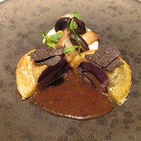 Recette - スコットランド産のベキャス（ヤマシギ）とフォアグラと黒トリュフを使ったパイ包み トリュフのソース 大黒しめじ 根セロリのピューレ