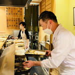 日本橋 蕎ノ字 - ◎鈴木大将は天ぷらに愛情を注いで揚げていく。