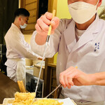 日本橋 蕎ノ字 - ◎穴子をサクッと、真っ二つに割って行く。