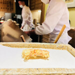 日本橋 蕎ノ字 - ■車海老（鹿児島産）
      ☆一つ目のレアの海老は塩で頂く。絶妙な火入れ加減である。