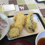 ヤマタくん - 天ぷら。芋含め5切れあります。