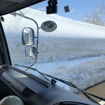 名立谷浜サービスエリア（上り）フードコート - ここ雪の壁はだいぶ少ない方！
      除雪の目印の4メーターの紅白ポールが埋まってる所もある！