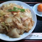 Kahoku - あんかけ焼そば　720円　小さなみかんつき