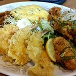 中華料理ぐら - 定食おかずは、酢豚に玉子焼き、エビ天にから揚げ