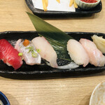 Sakura Suisan - ５点盛りおまかせ握り　真ん中のサーモン食べちゃった(⌒-⌒; ) ６巻だったよ