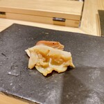 鮨処 やまと - 北寄貝の炙り醤油風味、焼きあがる時に香ばしい香りが立ち込めます