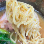 横浜ラーメン 田上家 - (株)酒井製麺さんの軽いウェーブな低加水短尺平打中太麺