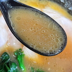 横浜ラーメン 田上家 - 表面に水玉模様状に分離した鶏油が煌めく醤油豚骨スープ