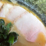 横浜ラーメン 田上家 - 醤油豚骨スープに浮かぶ吊るし焼きチャーシュー