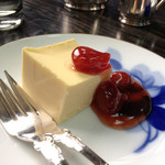 아카네야 커피텐 큐우도우점 - チーズケーキ。ソースはさくらんぼを選択。