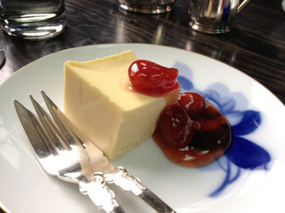 茜屋珈琲店 - チーズケーキ。ソースはさくらんぼを選択。