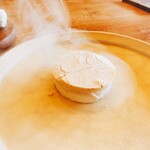 restaurant KAM﻿ - スペシャリテのリコッタチーズが燻製の煙に包まれて登場