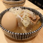 スミビトケムリ - もつ煮込み＋煮卵