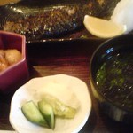 Kamezen - ランチ・焼魚定食のメイン、味噌汁、お新香、小鉢