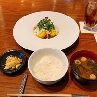 春秋ユラリ 恵比寿 - メイン（魚）、白飯、味噌汁、漬物