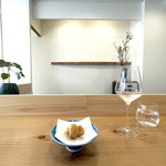 想作割烹 のりすゑ - カリフラワーのフランと風味豊かなコンソメ　ランチコースの温前菜　とカウンター席からのすっきりした店内の眺め