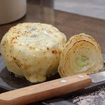 トリワイン ＰＩＫＯＳＨＨＨＵ - 新たまねぎのオーブン焼き～ゴルゴンゾーラ風味～