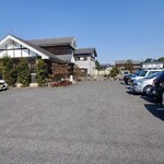 分校 - 店舗外観と駐車場