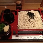 吉祥庵 - うずらざる（大）。白いタイプのお蕎麦。香りは少ないが旨味はあって美味しい。つゆは辛めでシャッキリ。うずら卵が初めから器に割り入れられていて、うずらそば。大ザルでももう少し食べたい感じで¥630。（並は¥530）値打かな。