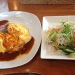 カフェレストラン イルデパン - イルデパン とろとろ卵のオムライス•サラダ