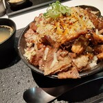 東灘ビーフ　肉ゲキジョウ（劇場） - 超劇場丼６種盛り肉マシマシマシ米特盛チーズトッピング♥️