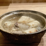 茜坂大沼 - 佐賀県産スッポン子鍋仕立て
      スープが素晴らしいですねスッポンは！
      グツグツとしてますのでもの凄く熱々です。
      焼き葱と焼き餠が入りとっても美味しいなぁ！
      コラーゲン大量摂取しました！！