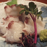 「たこの刺身」：シナッとコリッと、身の締まったたこは、
          旨味が強～い♪
          